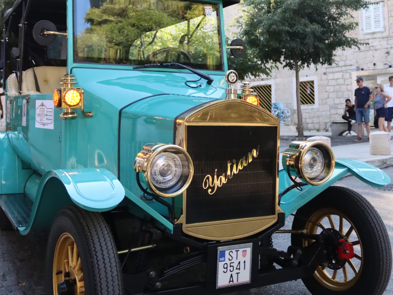 Mjedena maska i svjetiljke oldtimera izbliza