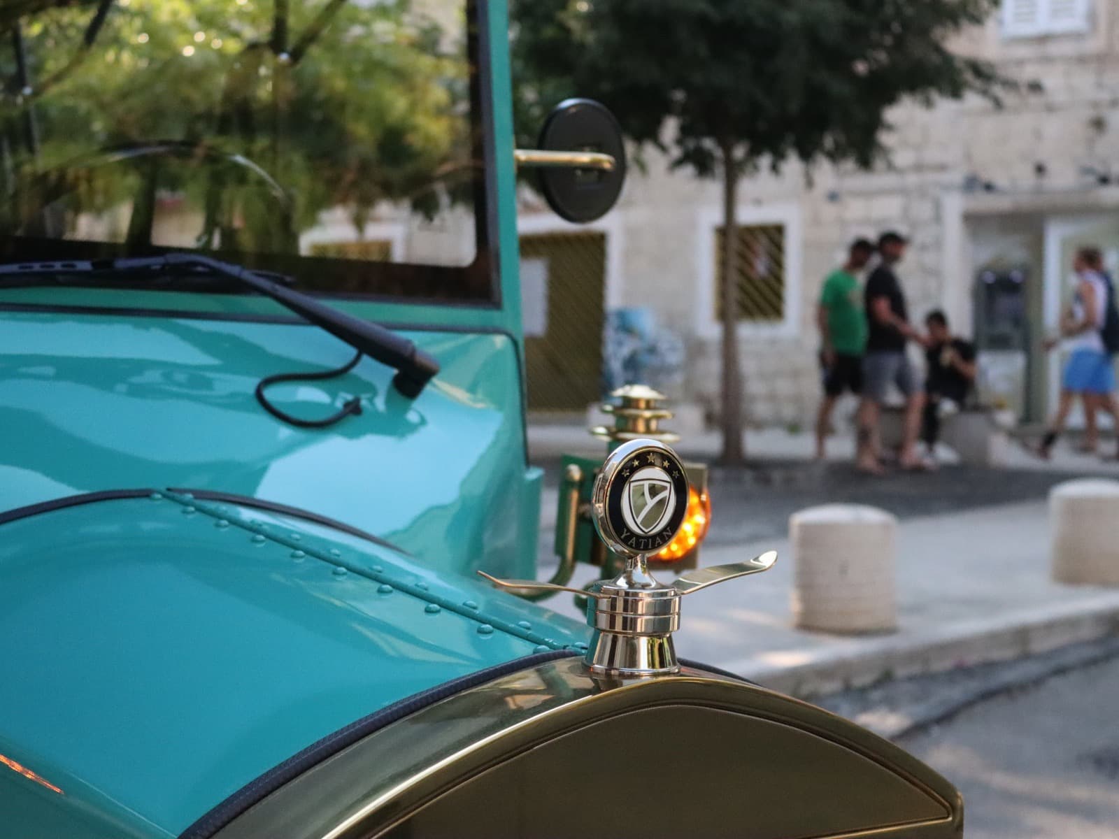 Mjedena maskota Yatian na haubi oldtimera