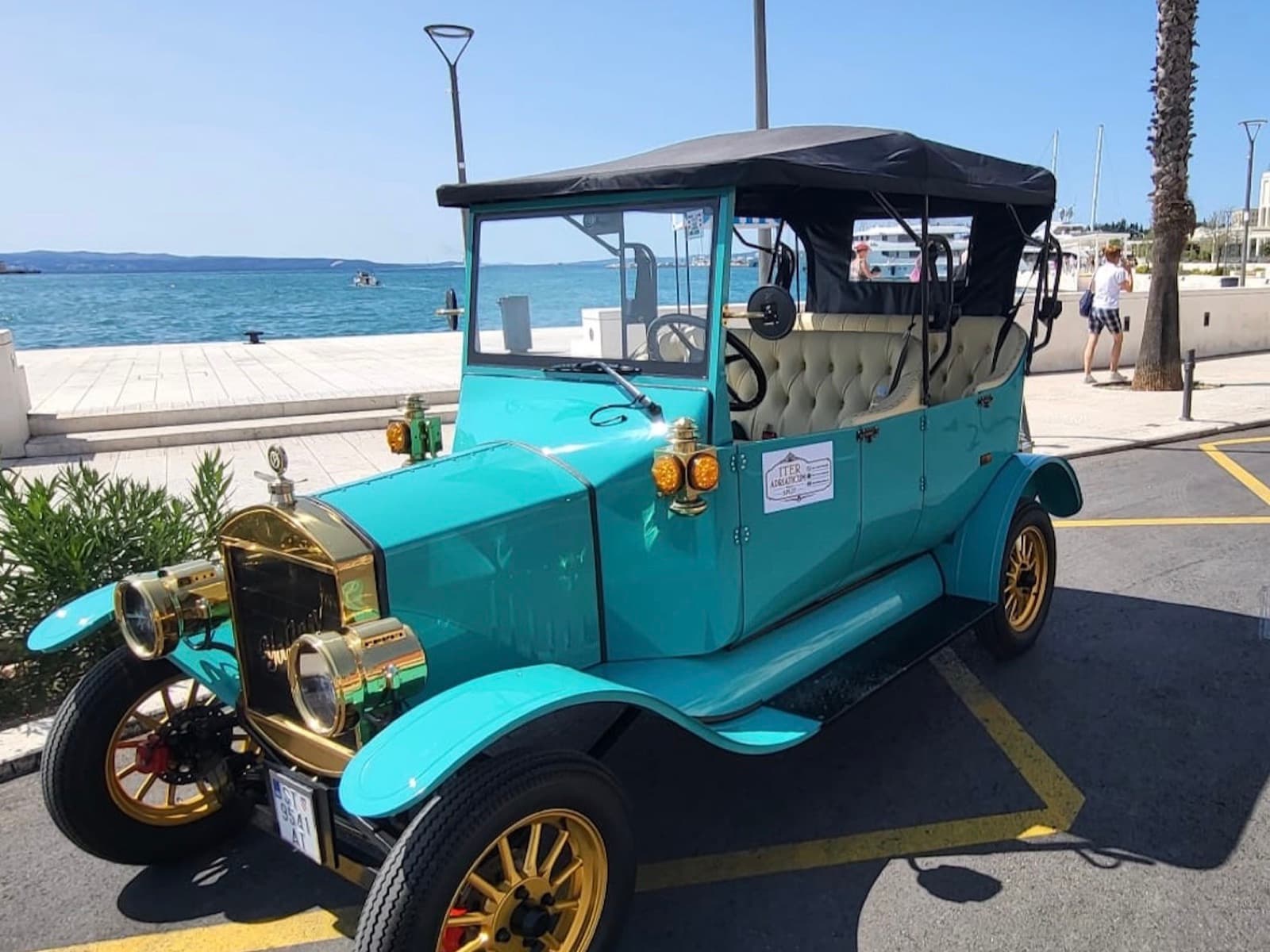 Oldtimer na splitskoj Rivi, uz more i palme